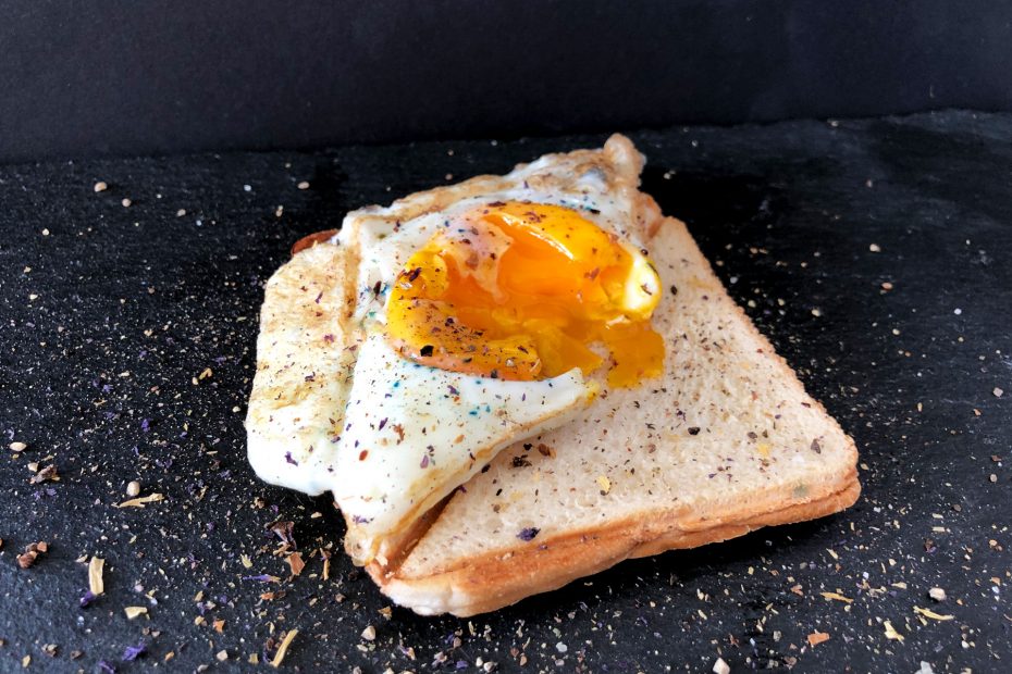 auf Toastbrot drapiertes Spiegelei