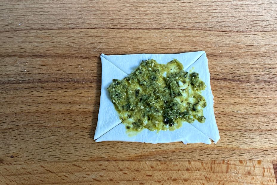 Blätterteig Quadrat mit Pesto bestrichen