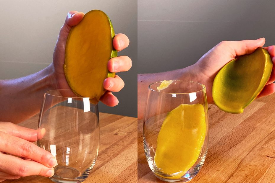 Eine Mangohälfte wird mit einem Glas geschält